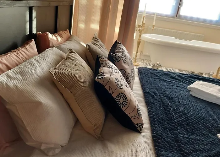 Luxurious With A Private Bathtub And Shared Toilet And Kitchen 10mins From Centre Homestay szállás *