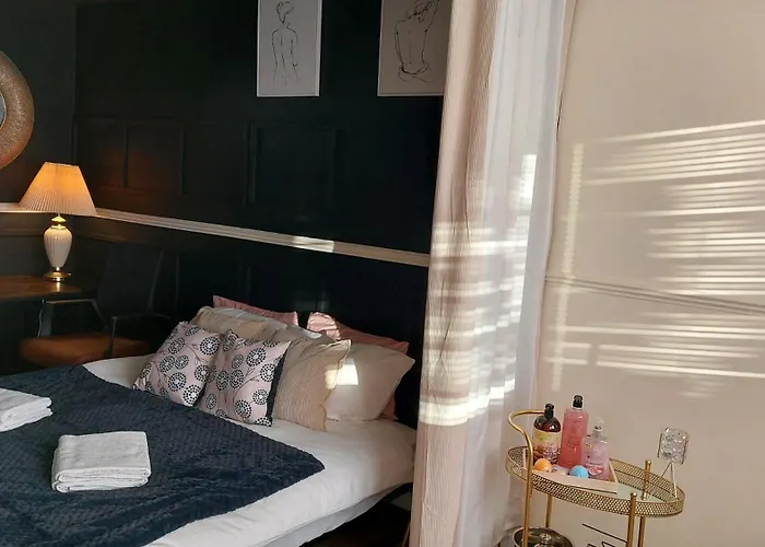 Luxurious With A Private Bathtub And Shared Toilet And Kitchen 10mins From Centre *