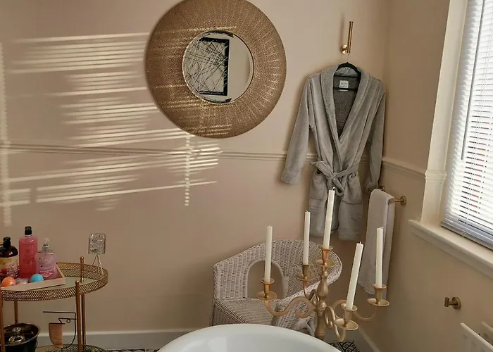 Luxurious With A Private Bathtub And Shared Toilet And Kitchen 10mins From Centre * غلاسغو