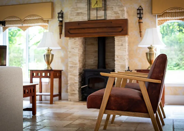 Stunning 4-bedroom With Hot Tub & Sauna Near Loch Lomond 别墅