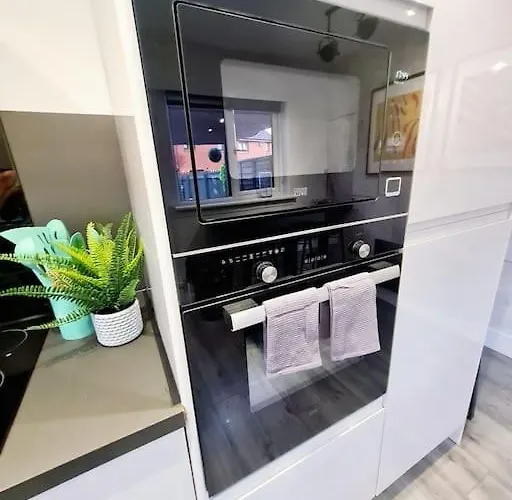 Lovely House With Back Garden - Private Driveway *