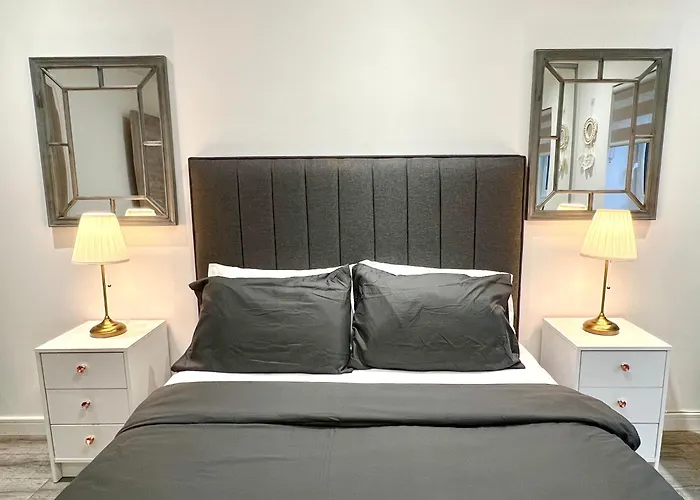 Private Bedroom - Modern Flat - West End Glasgow