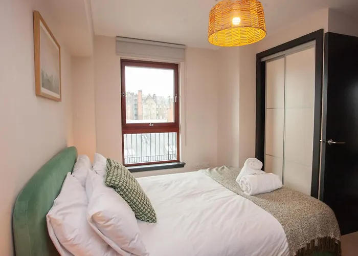 Beautiful Penthouse In Centre Location *