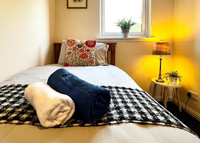 Stylish Modern Flat With Juliet Balcony & Parking *