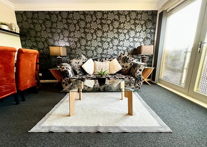 Stylish Modern Flat With Juliet Balcony & Parking