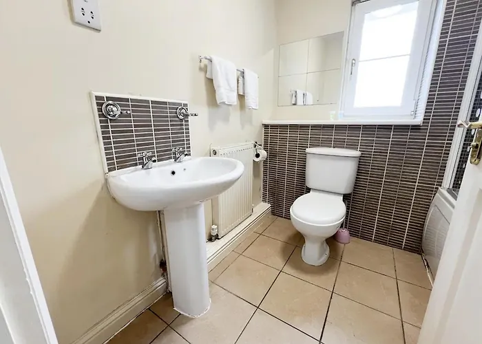 Βίλα - Entire House - Free Parking , Free Super Fast Wifi , Private Garden & Parking Security