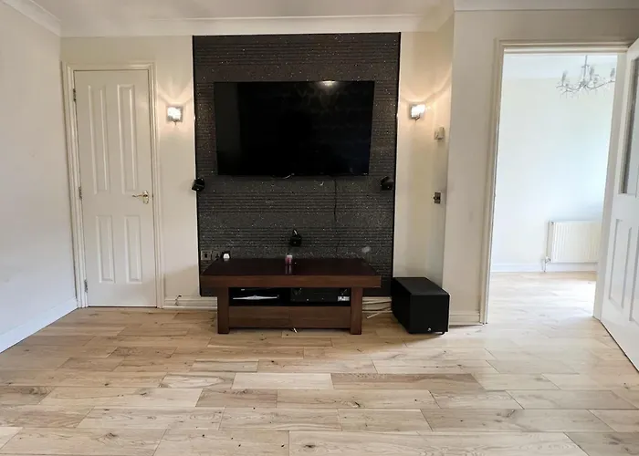 - Entire House - Free Parking , Free Super Fast Wifi , Private Garden & Parking Security *