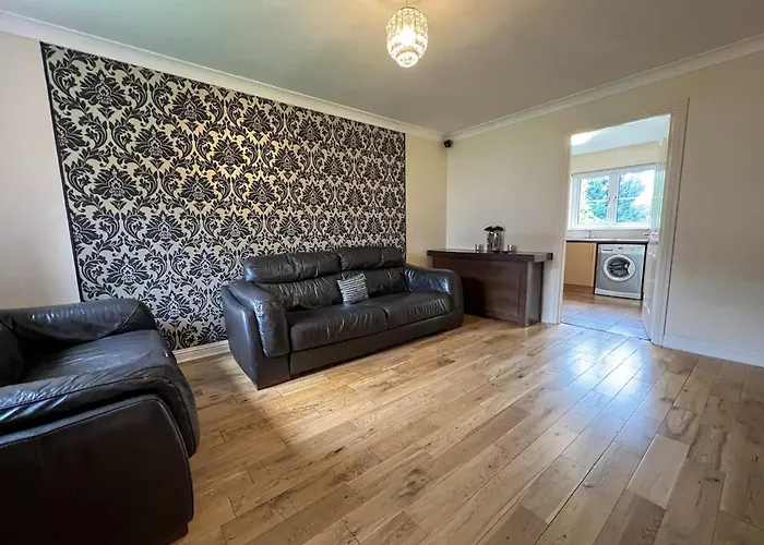 - Entire House - Free Parking , Free Super Fast Wifi , Private Garden & Parking Security