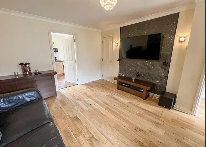 - Entire House - Free Parking , Free Super Fast Wifi , Private Garden & Parking Security Γλασκώβη