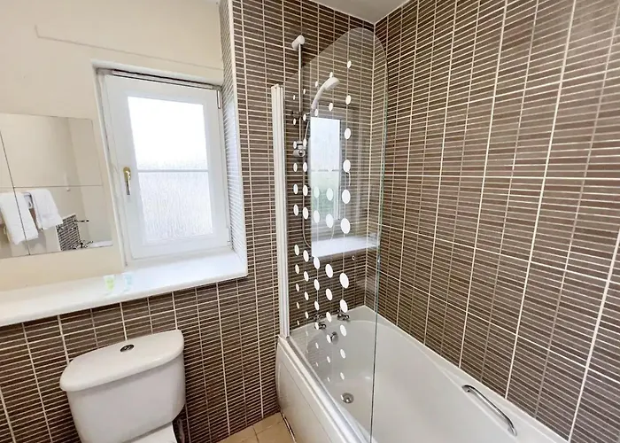 - Entire House - Free Parking , Free Super Fast Wifi , Private Garden & Parking Security *