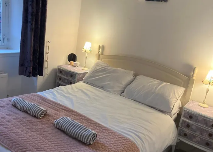 Traditional Tenement Excellent Location Апартаменты *