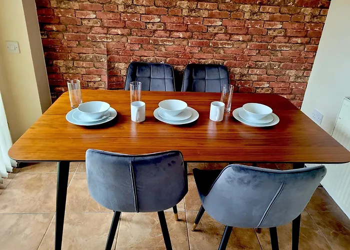 - Entire House - Free Parking , Free Super Fast Wifi , Private Garden & Parking Security 别墅 *