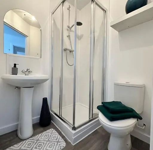 2 Bed Entire Upper Flat In Appartement