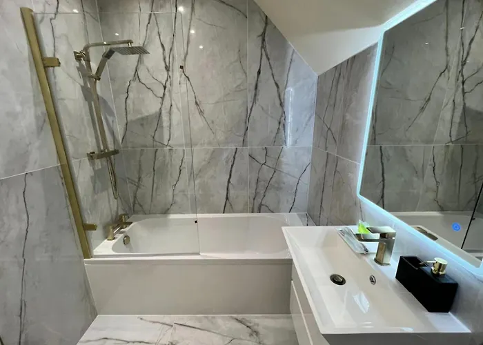 Ferienhaus 3 Bed - Sleeps 7 - Free Parking - Location *