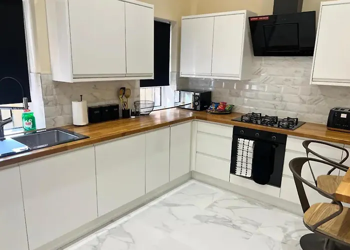 3 Bed - Sleeps 7 - Free Parking - Location Ferienhaus