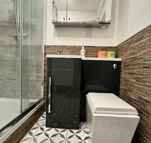 Two Bedroom Maisonette In The Heart Of The West End Appartamento *