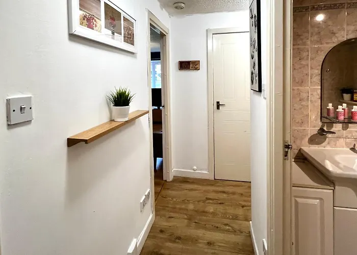 Ground Floor Flat With Free Parking & Wifi *