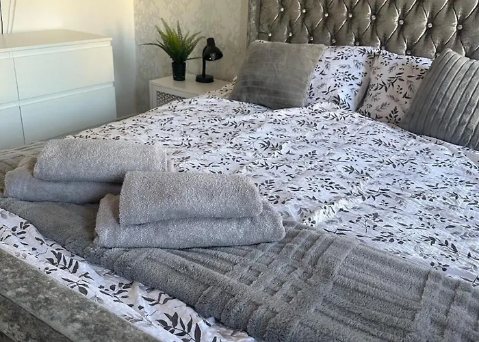 Black Daisy Apartment *