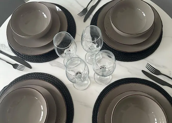 Black Daisy Apartment *