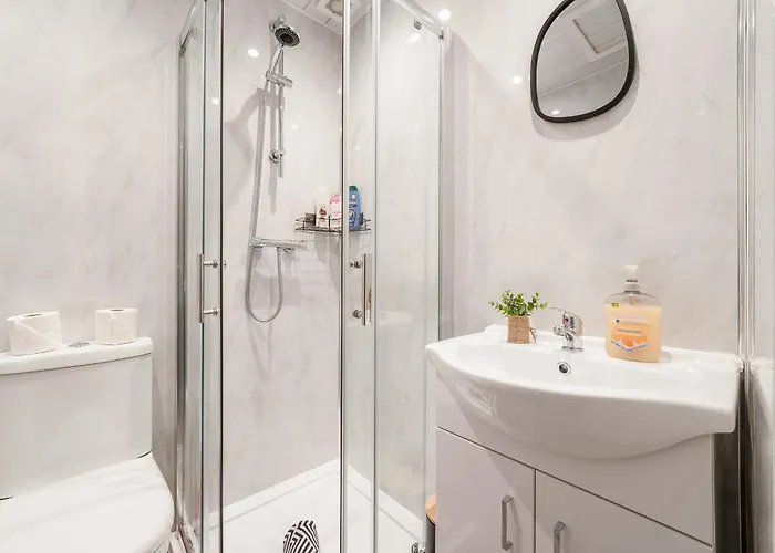 4 Beds - Gateway Getaway With Free Parking