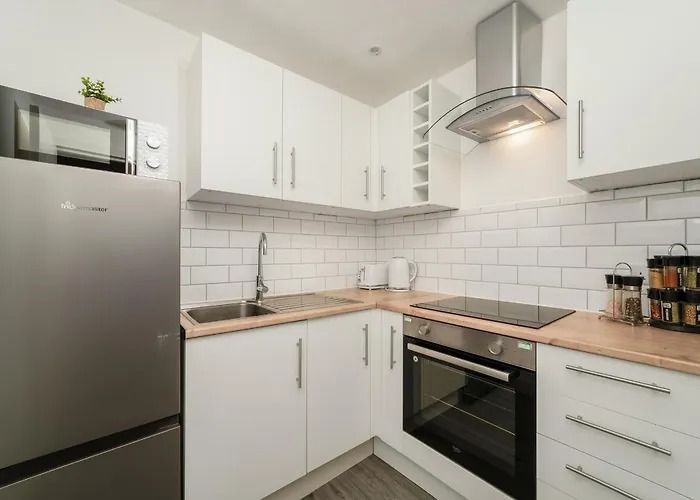 4 Beds - Gateway Getaway With Free Parking Apartman *