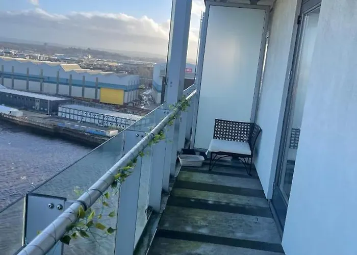 At Harbour With Balcony And River View Lejlighed