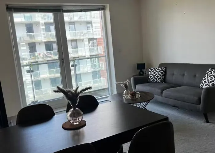 At Harbour With Balcony And River View Glasgow