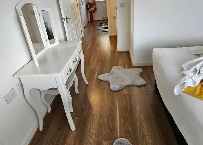 Silverburn New House With Free Parking And Garden