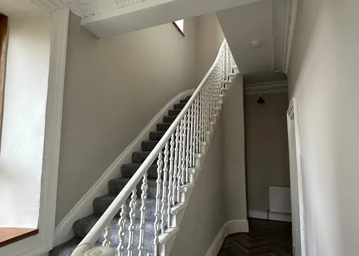 Spacious 5 Bedroom House Close To West End * Glasgow