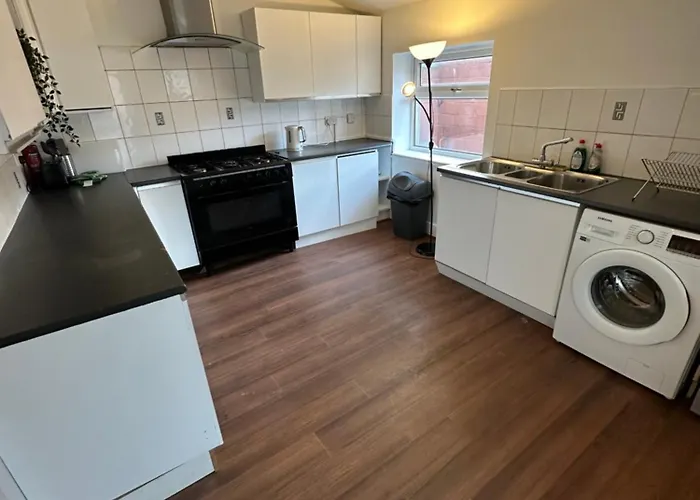 Dom wakacyjny Spacious 5 Bedroom House Close To West End