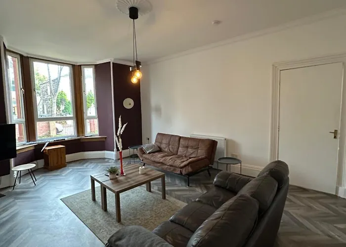 Spacious 5 Bedroom House Close To West End Glasgow