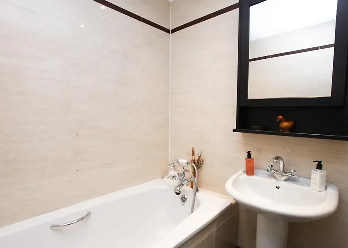 Апартаменты Lovely Spacious 2 Bed Flat