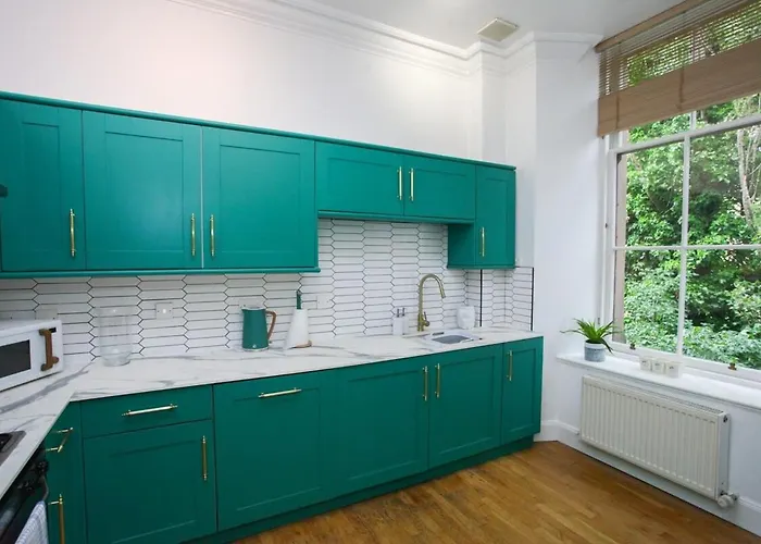 Апартаменты Lovely Spacious 2 Bed Flat *