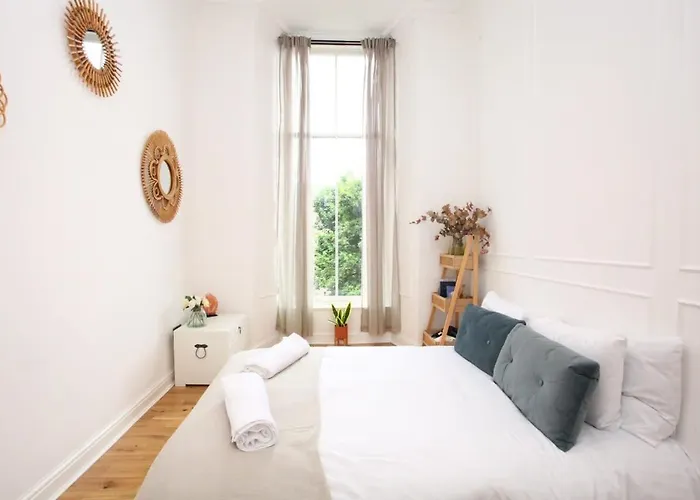 Lovely Spacious 2 Bed Flat * Glasgow