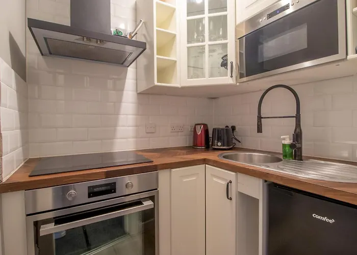 Wonderful West End - Pass The Keys גלאזגו