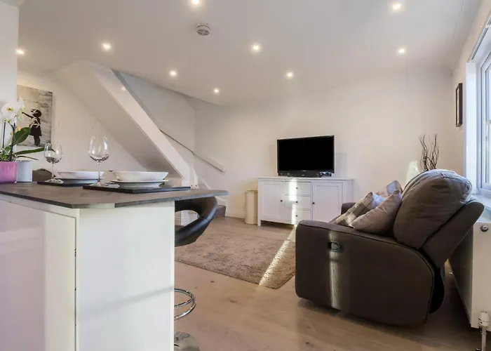 Bonnie Home, Queens Park, Centre And Hampden Stadium Nearby * Glasgow