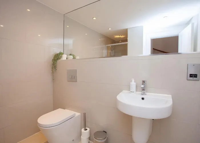 Charming Sandstone-basement In West End Holiday home *