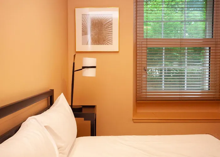 Holiday home Charming Sandstone-basement In West End