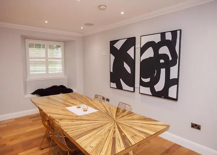 Charming Sandstone-basement In West End Holiday home *