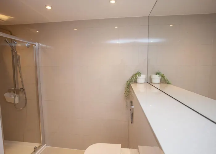 Charming Sandstone-basement In West End *