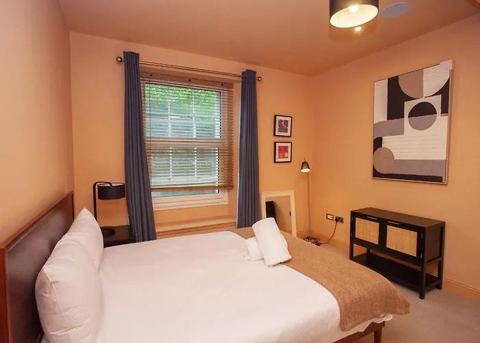 Charming Sandstone-basement In West End *