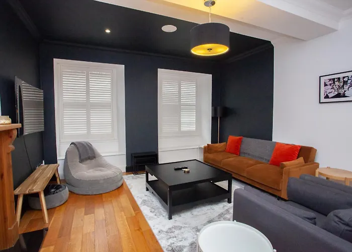 Charming Sandstone-basement In West End *