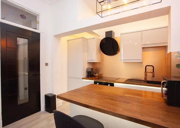 Stunning Flat In West End Location *