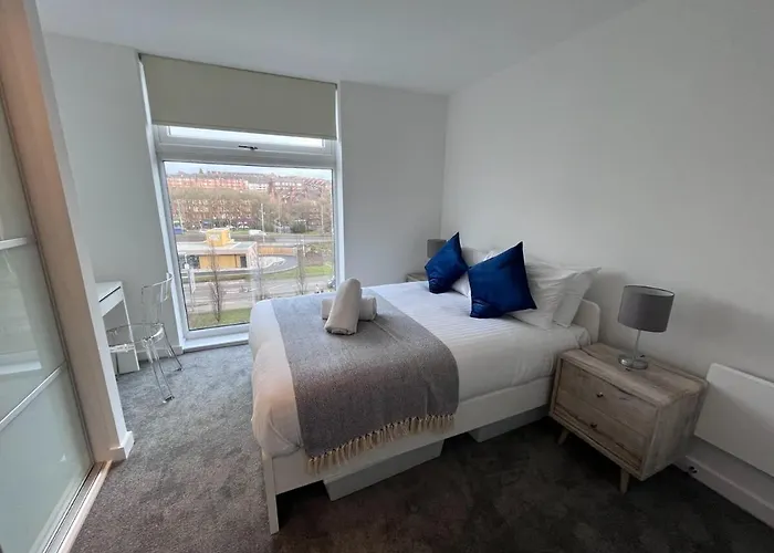 Stylish Newly Decorated 2 Bed Apartment *