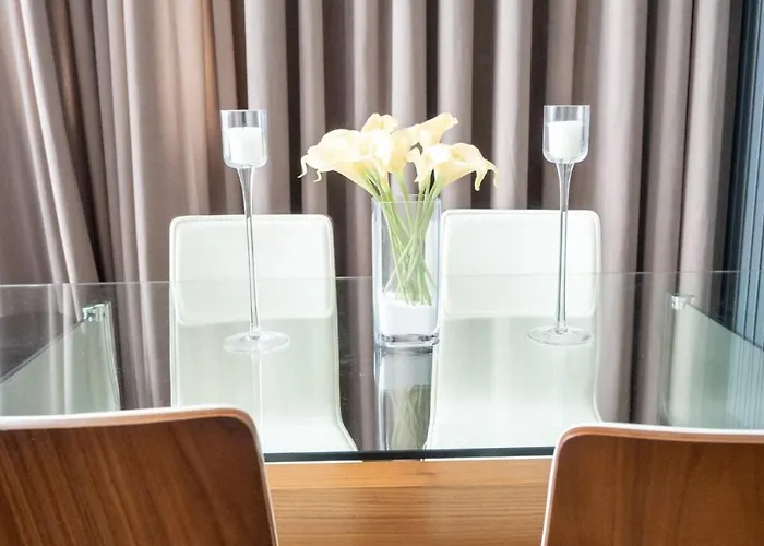 Stunning 3 Bed Penthouse In West End * Glasgow