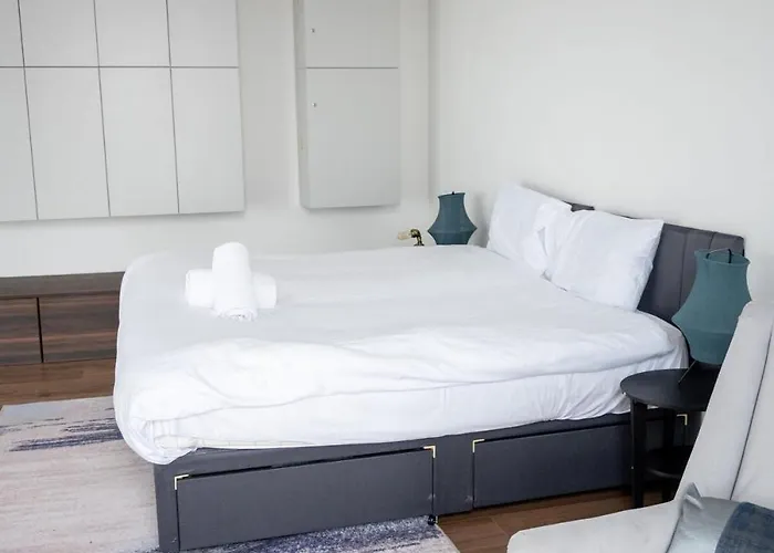 Stunning 3 Bed Penthouse In West End * Glasgow