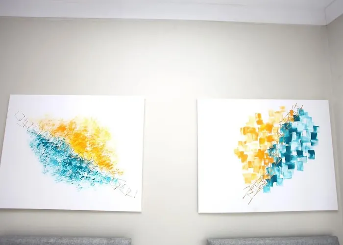 Three Bedroom Upper Flat In Jordanhill דירה *