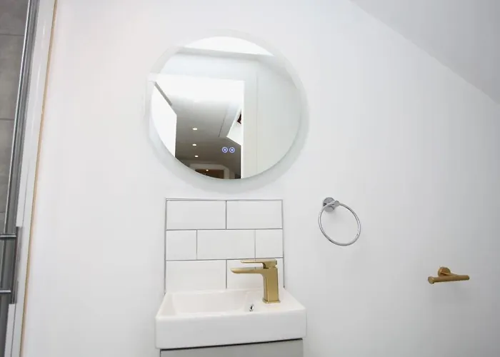 Three Bedroom Upper Flat In Jordanhill * גלאזגו