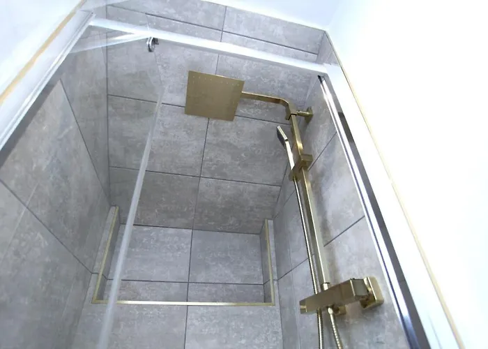 Three Bedroom Upper Flat In Jordanhill