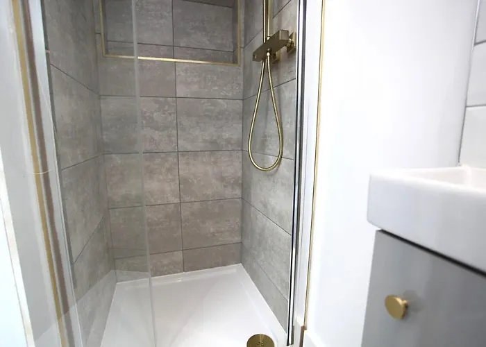 Three Bedroom Upper Flat In Jordanhill * גלאזגו